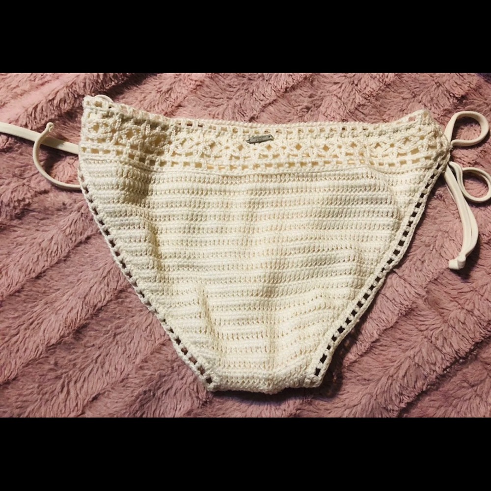 Bikinis - Picture 2 of 2